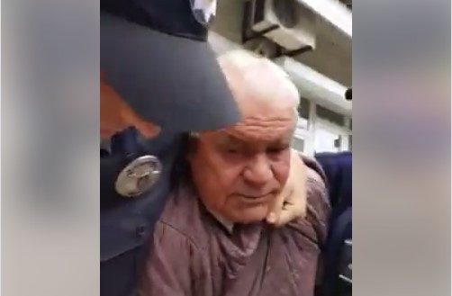 У Чернівцях поліцейські одягли кайданки на літнього чоловіка, а йому стало зле (відео)