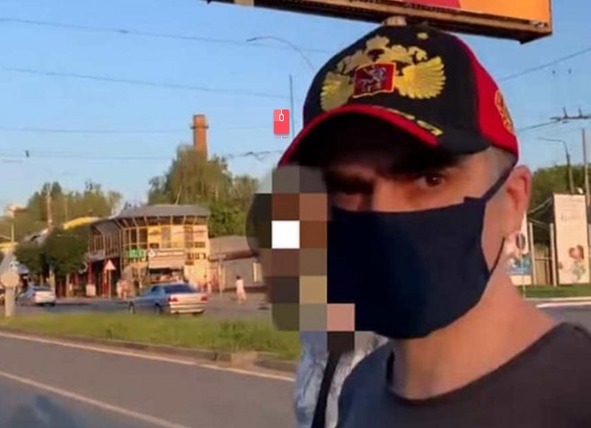 Чернівцями розгулював чоловік у кепці з символікою РФ