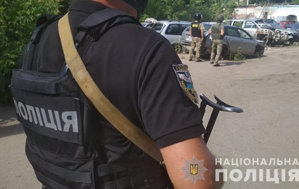 У Полтаві зловмисник погрожує підірвати себе і поліцейського