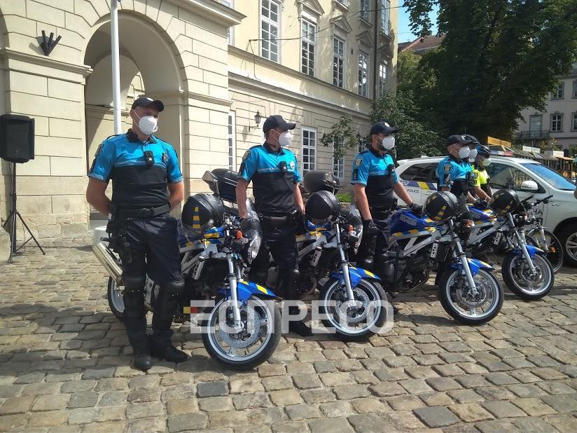 Вулиці Львова патрулюють правоохоронці на мотоциклах