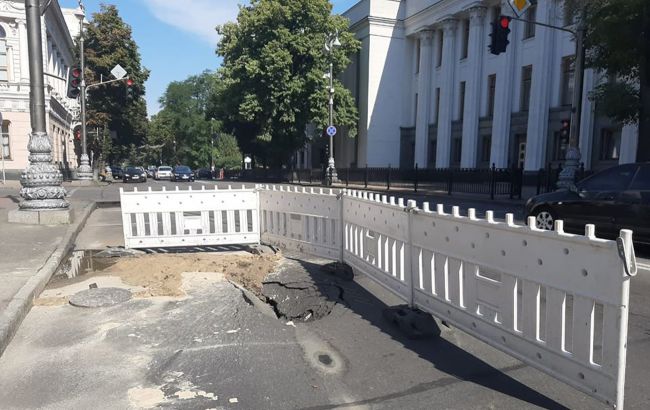 У Києві біля Верховної Ради провалився асфальт