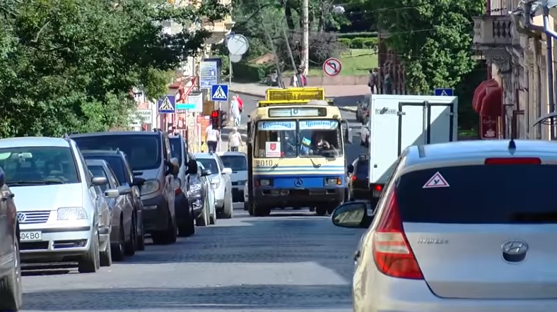 Відновлення руху тролейбусів на перехресті Університетської та  Хмельницького відклали до листопада