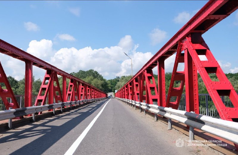 У Чернівцях пофарбували в червоний колір міст через Прут (фото)