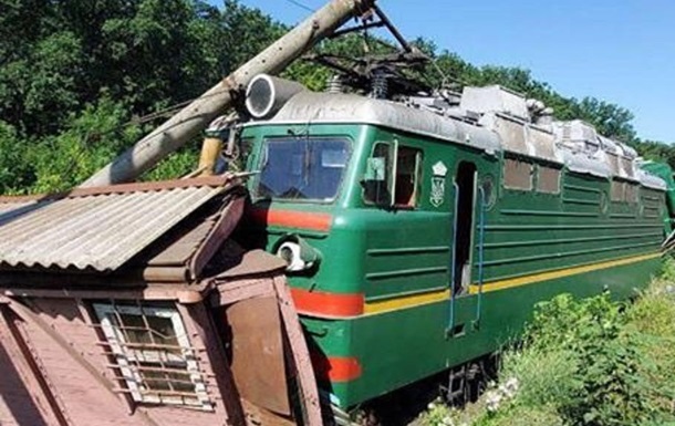 На Кіровоградщині потяг зійшов з рейок і врізався в будівлю