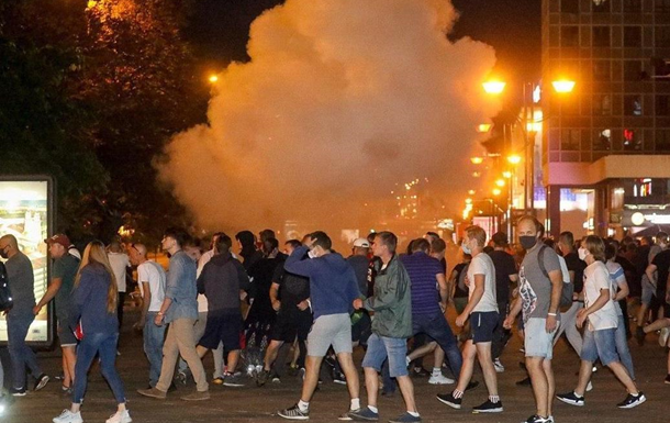 У Білорусі – масові протести проти результатів виборів: в центрі Мінська чути вибухи