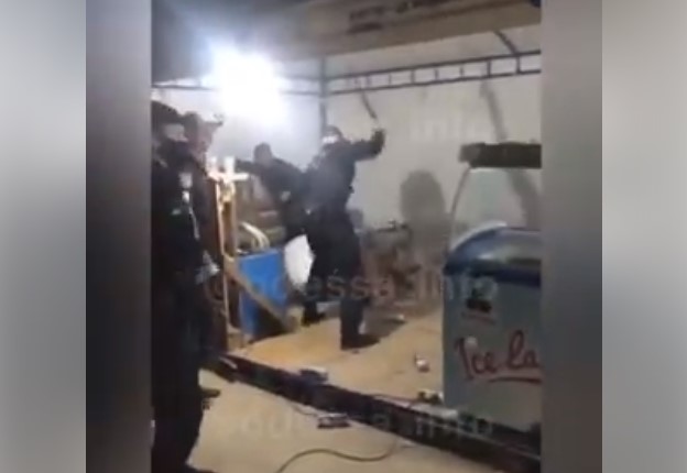 Вночі у Затоці поліцейські побили кийками продавців торгового намету (відео)