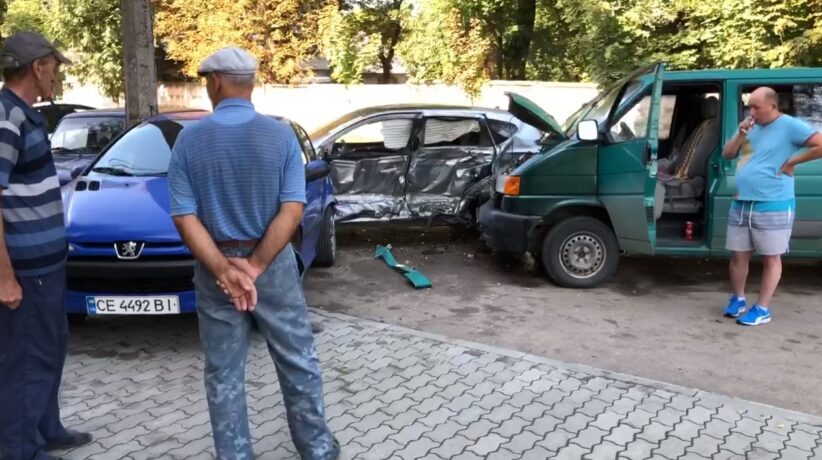 У Чернівцях на вулиці Заводській зіткнулися три автівки