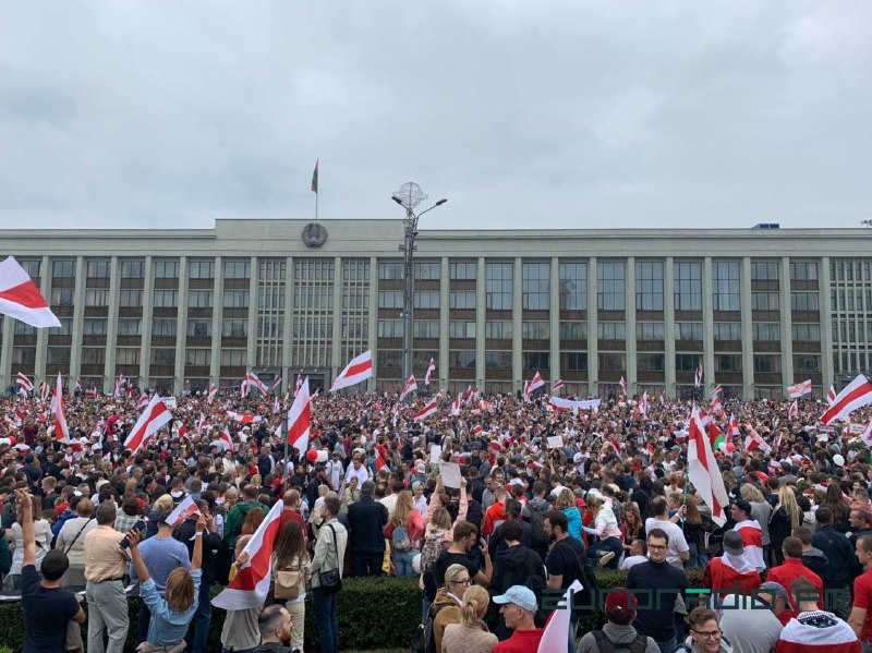 У Мінську на площі Незалежності зібралося понад 100 тисяч мітингувальників – ЗМІ