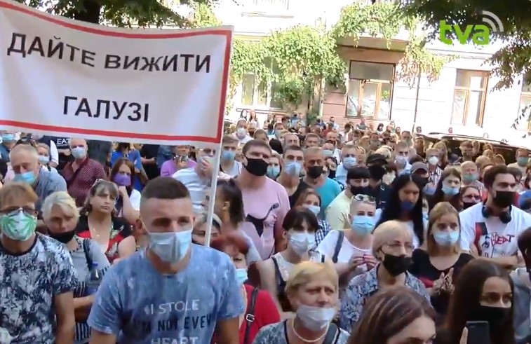 У Чернівцях біля будівлі ОДА сотні людей вимагають послаблення карантину (відео)