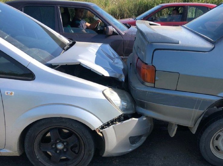 У селі Заволока водій Opel протаранив автівку, яка рухалася попереду