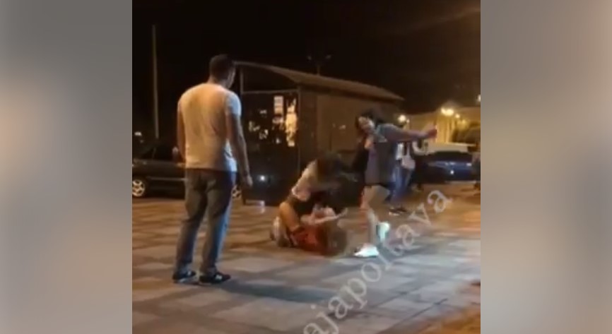 У Полтаві жорстока бійка дівчат потрапила на відео. 18+