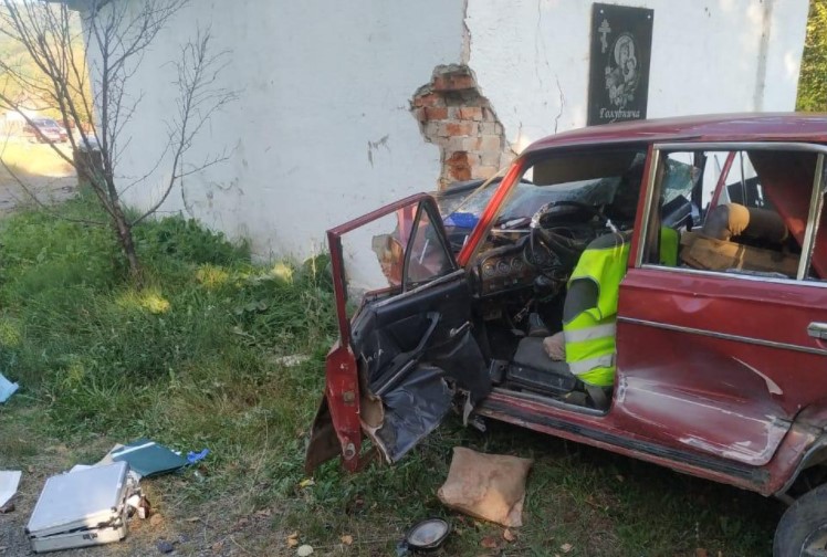 На Закарпатті автівка протаранила зупинку: загинули водій та пасажир