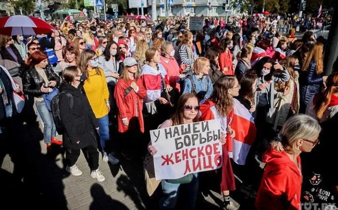 В Мінську жінки вийшли на “блискучий” марш протесту: вже є затримані