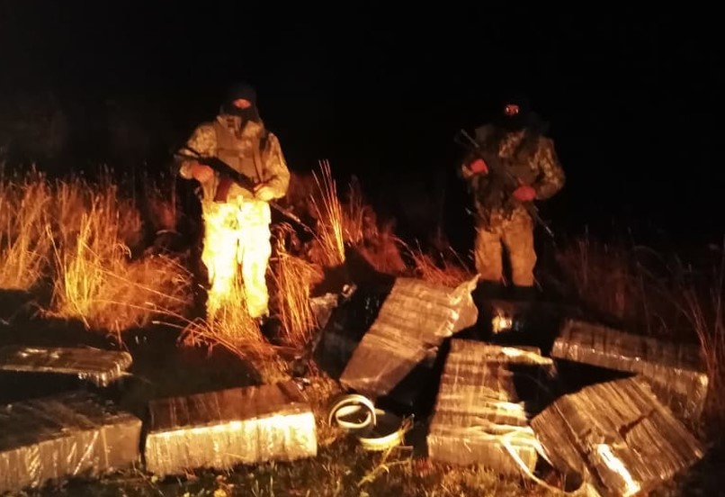 Стрілянина на кордоні: контрабандисти покинули пакунки з сигаретами і втекли від правоохоронців