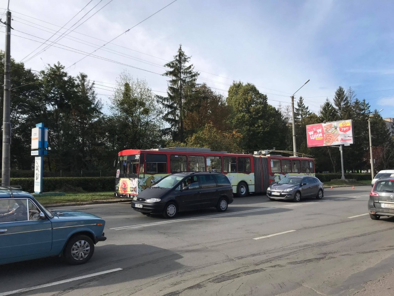 У Чернівцях зіткнулися тролейбус і мікроавтобус