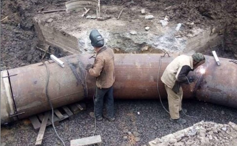 КП “Чернівціводоканал” продовжує ремонт водогону на проспекті Незалежності