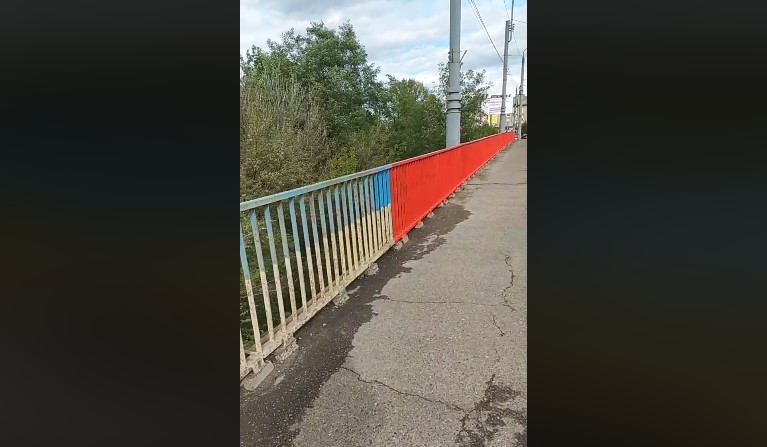 У Чернівцях ще один міст через річку Прут фарбують у червоний