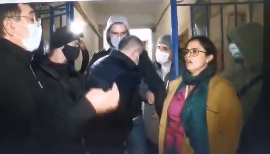 У Чернівцях представники команди Клічука не пускали людей до приміщення ТВК (відео)