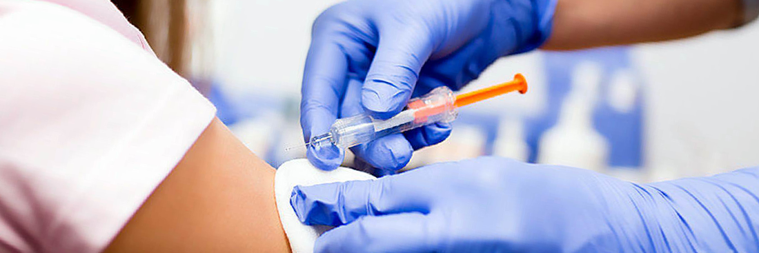 Україна вводить бустерну дозу COVID-вакцини для людей віком від 60 років