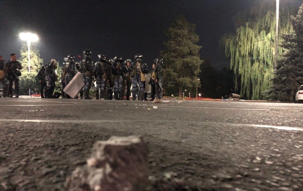 Заворушення у Киргизстані: демонстранти захопили будівлі уряду і мерії столиці