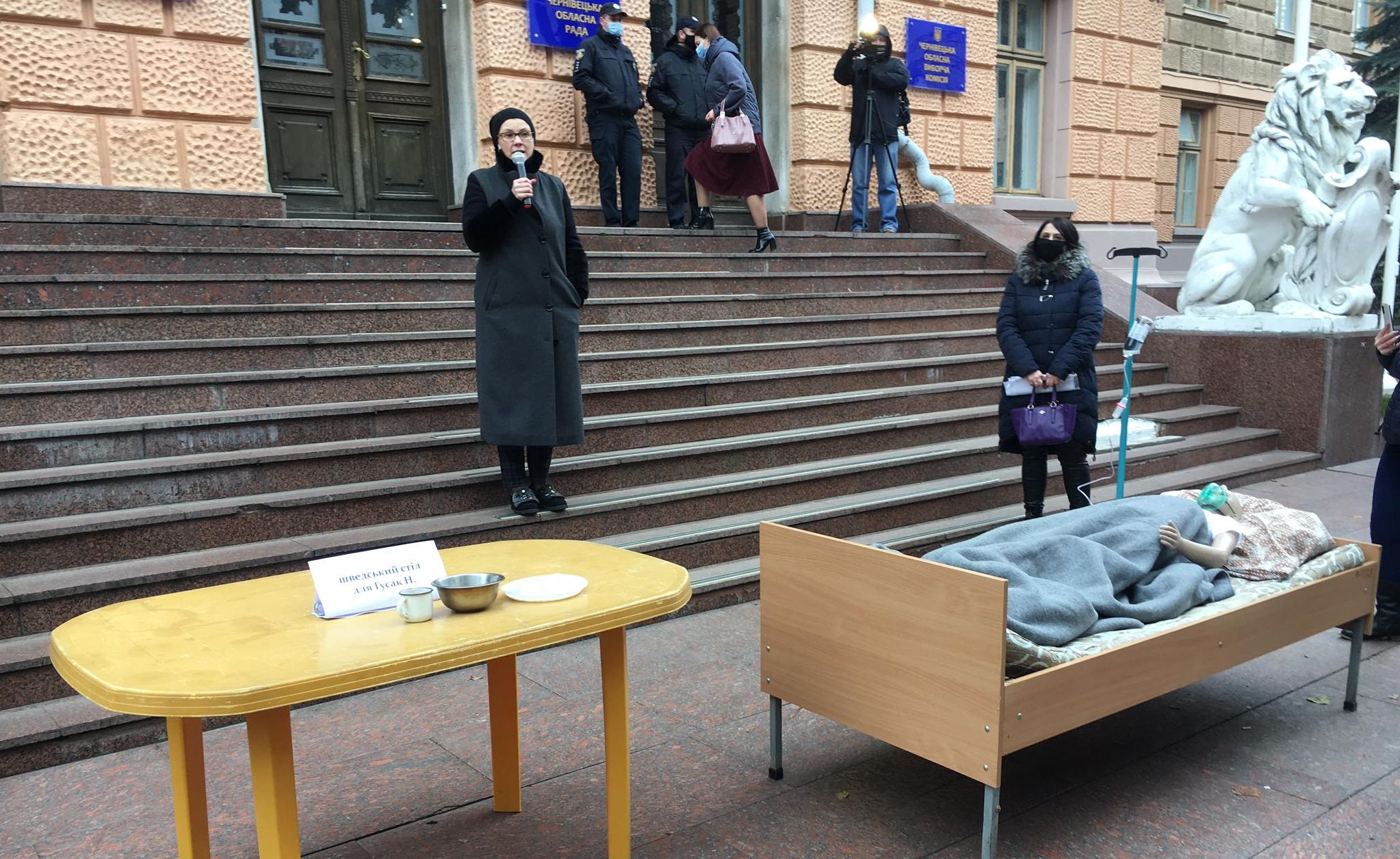 У Чернівцях пікетувальники вимагають звільнення заступниці голови ОДА Наталії Гусак