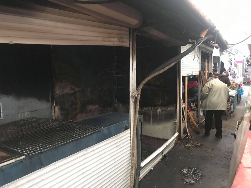 У Чернівцях на ринку “Буковинський” згорів кіоск, ще три пошкоджено вогнем