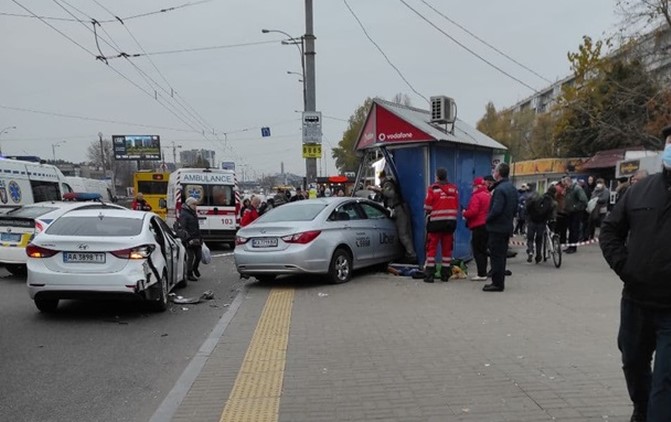 У Києві таксі врізалося в зупинку громадського транспорту, є жертви