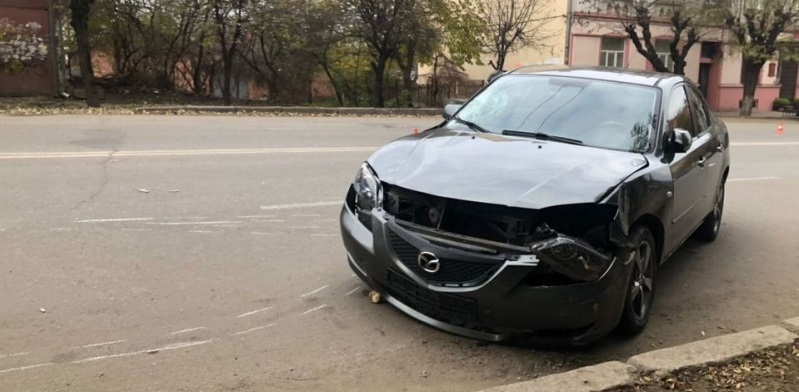 У Чернівцях автомобіль збив жінку, яка перебігала дорогу в недозволеному місці