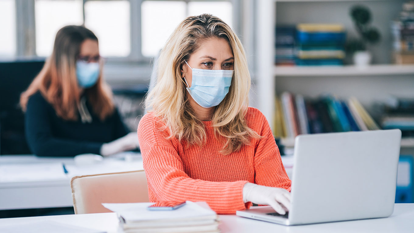 Хворий на COVID-19 працівник офісу може заразити 90% колег – ЗМІ