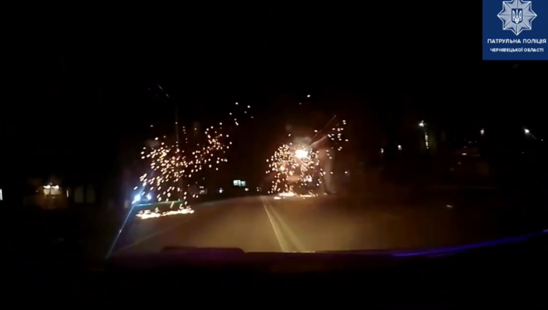 У Чернівцях вночі на вулиці Південно-Кільцевій BMW врізався у електроопору: є постраждалі