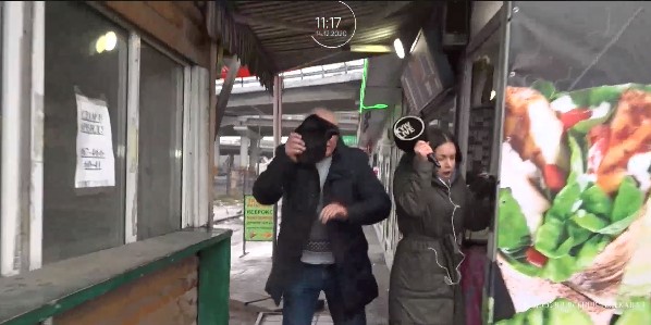 У Києві на журналістку напали під час прямого ефіру (відео)