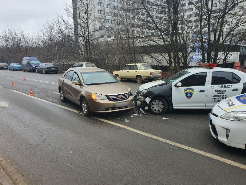 У Чернівцях на Воробкевича зіткнулися дві автівки, постраждалих немає