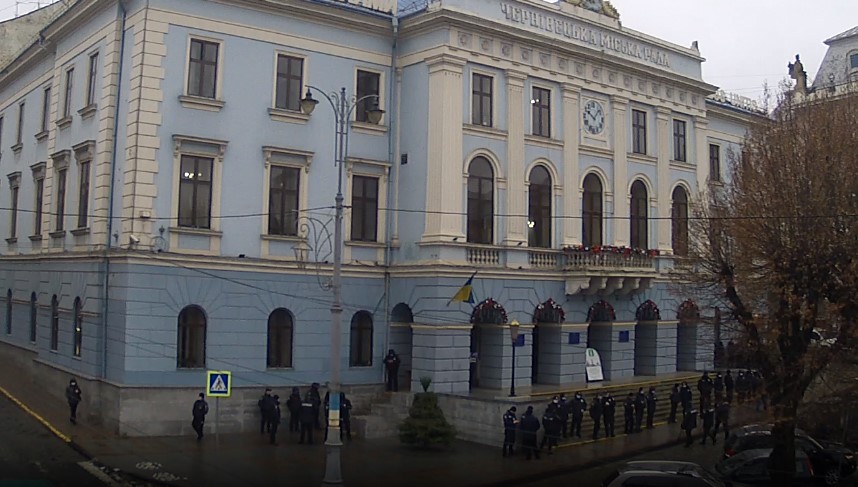 Ратушу оточила поліція: Чернівецька міськрада готується до першої сесії