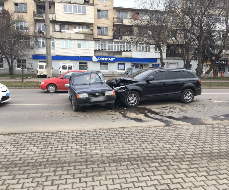 У Чернівцях на Руській зіткнулися ВАЗ та Audi – поліція