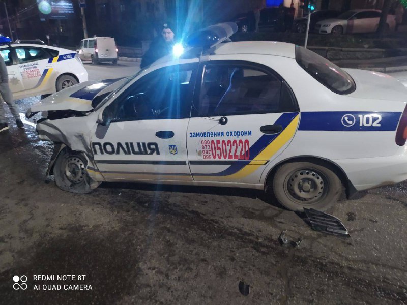 У Чернівцях поліцейська автівка потрапила в ДТП, є постраждалі