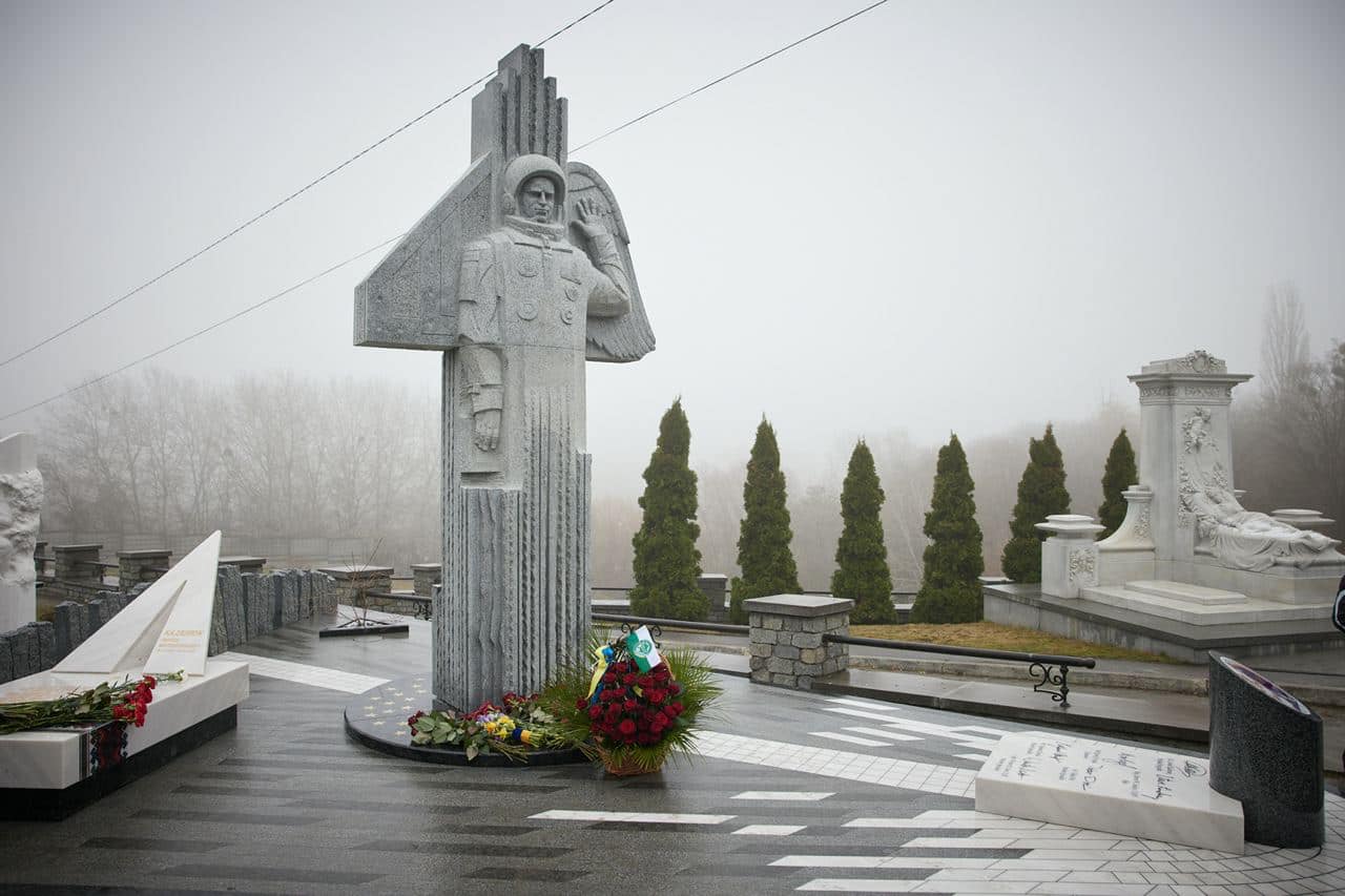 У Києві встановили пам’ятник Леоніду Каденюку