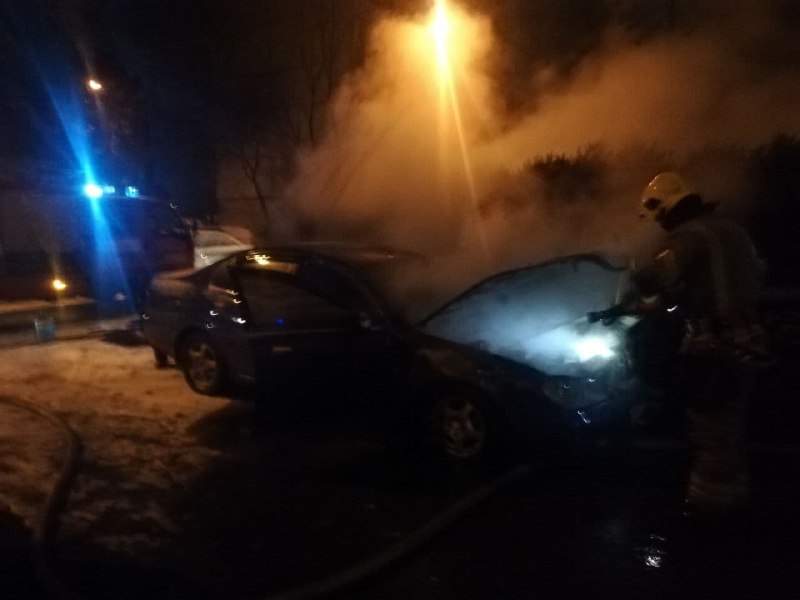 У Чернівцях на Героїв Крут серед ночі згоріла автівка