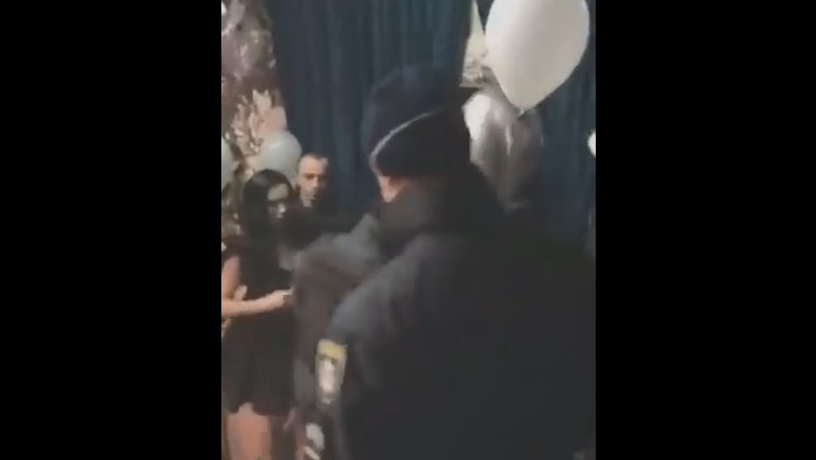 Локдаун: у Чернівцях поліція виявила працюючий караоке-бар (відео)