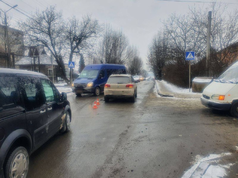 У Чернівцях на Фастівській зіткнулися три автівки: рух ускладнено