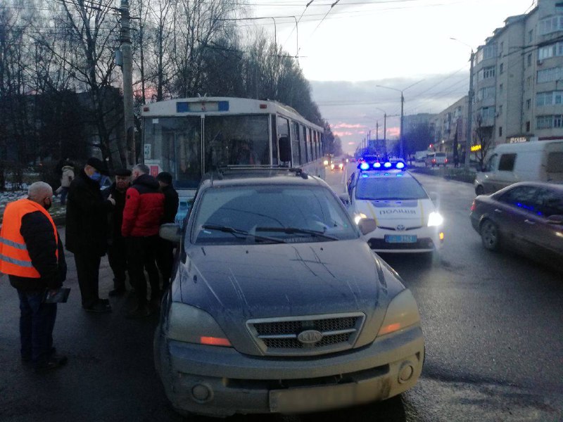 У Чернівцях тролейбус протаранив автівку, бо відмовили гальма (фото)