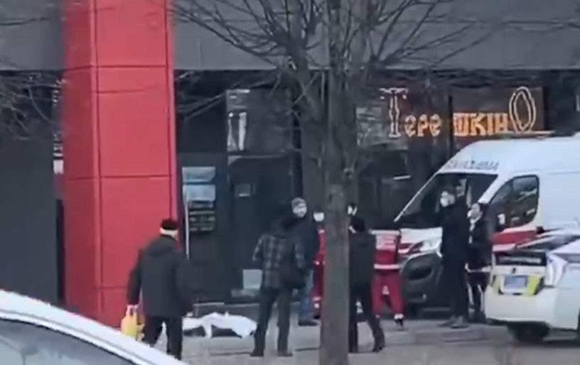 У Чернівцях внаслідок падіння з даху багатоповерхівки загинув чоловік (відео)