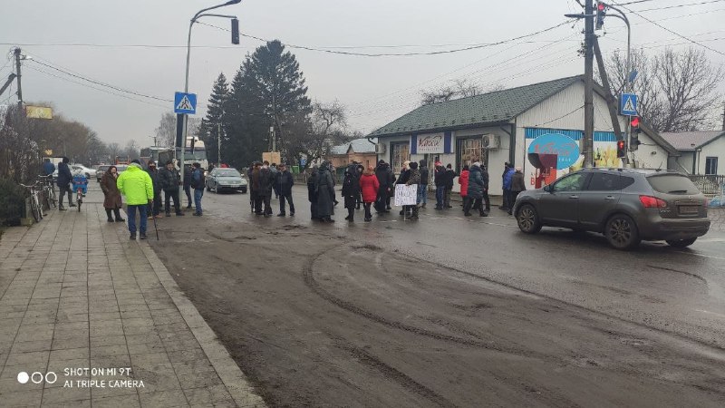 Тарифний протест: у селі Берегомет перекрили рух транспорту