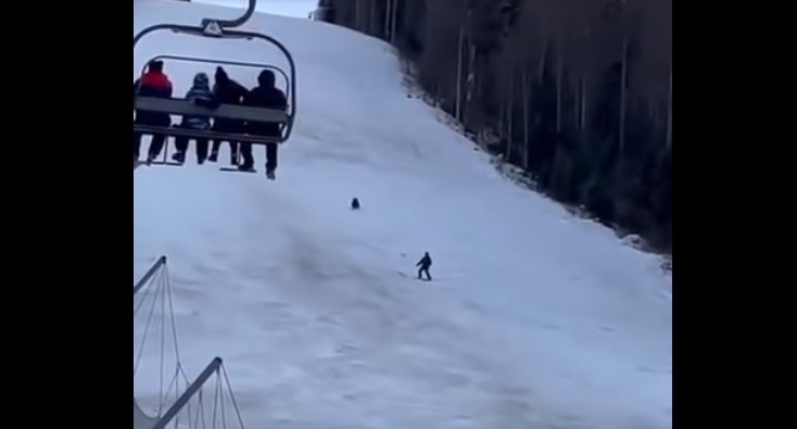 На курорті в Румунії ведмідь влаштував погоню за лижником (відео)