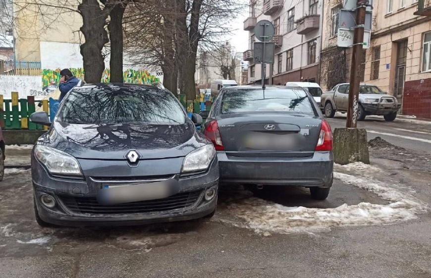 У Чернівцях Opel без водія протаранив дві автівки