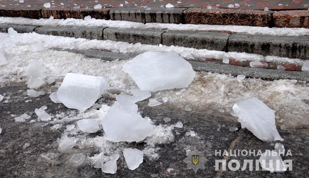 У Києві на дівчину впала брила льоду