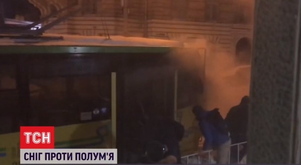 У Львові на ходу спалахнув трамвай: пасажири гасили вогонь снігом