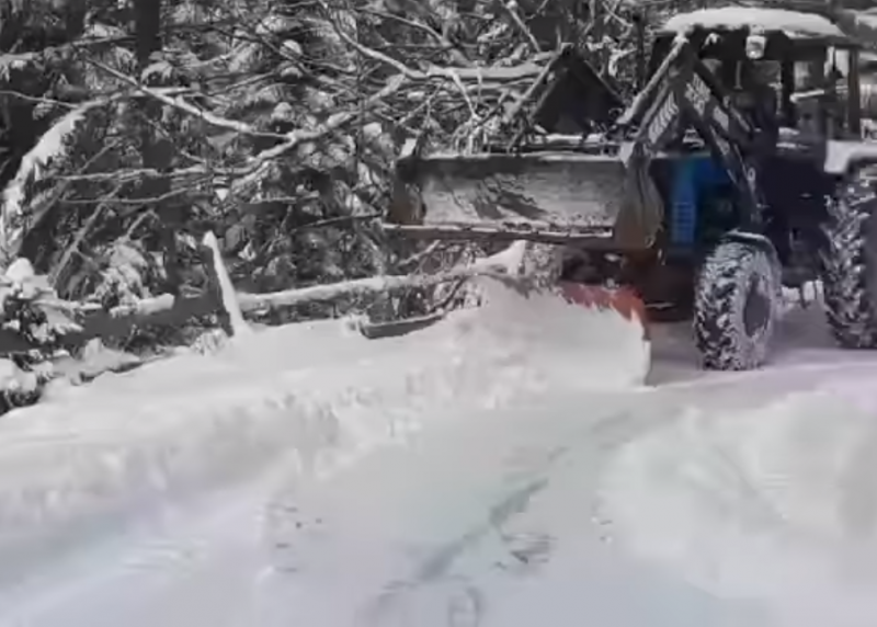 Негода на Буковині: очистка місцевих шляхів від снігу триває