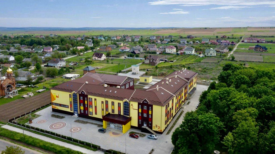 Кінотеатр в школі: в одному з сіл Буковини звели новий навчальний корпус