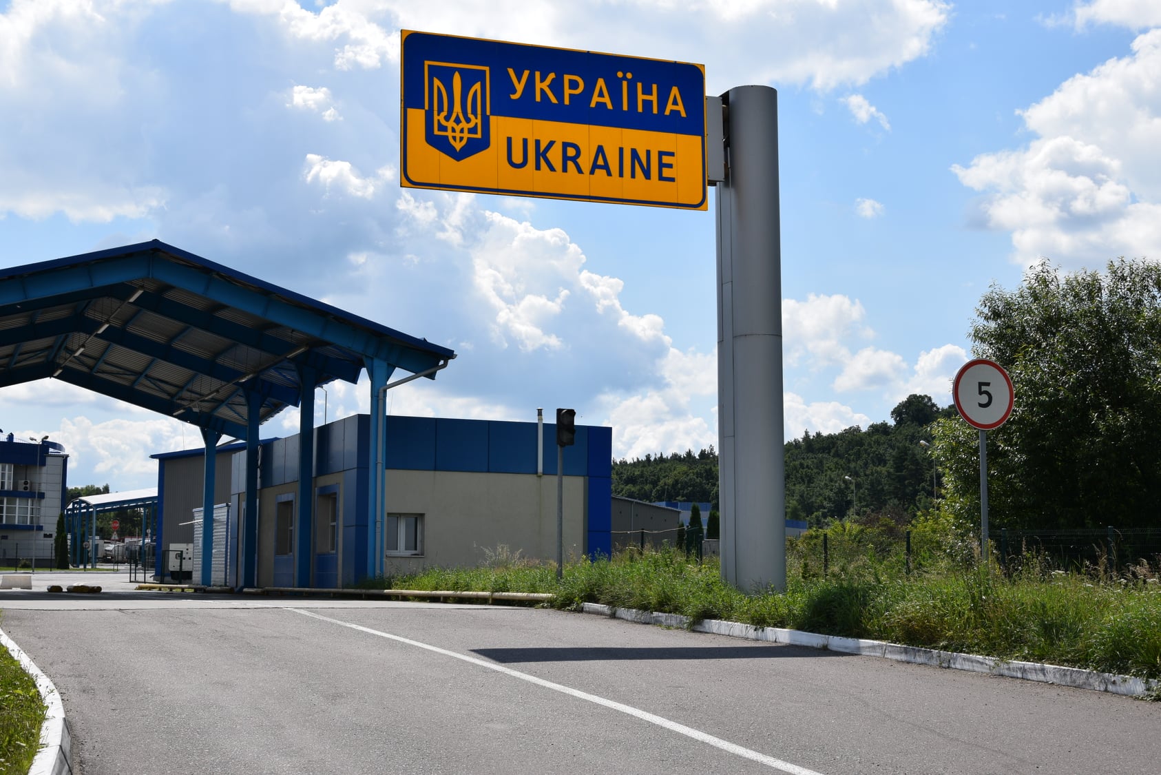 На КПП “Красноїльськ” оформили першу вантажівку на виїзд з України