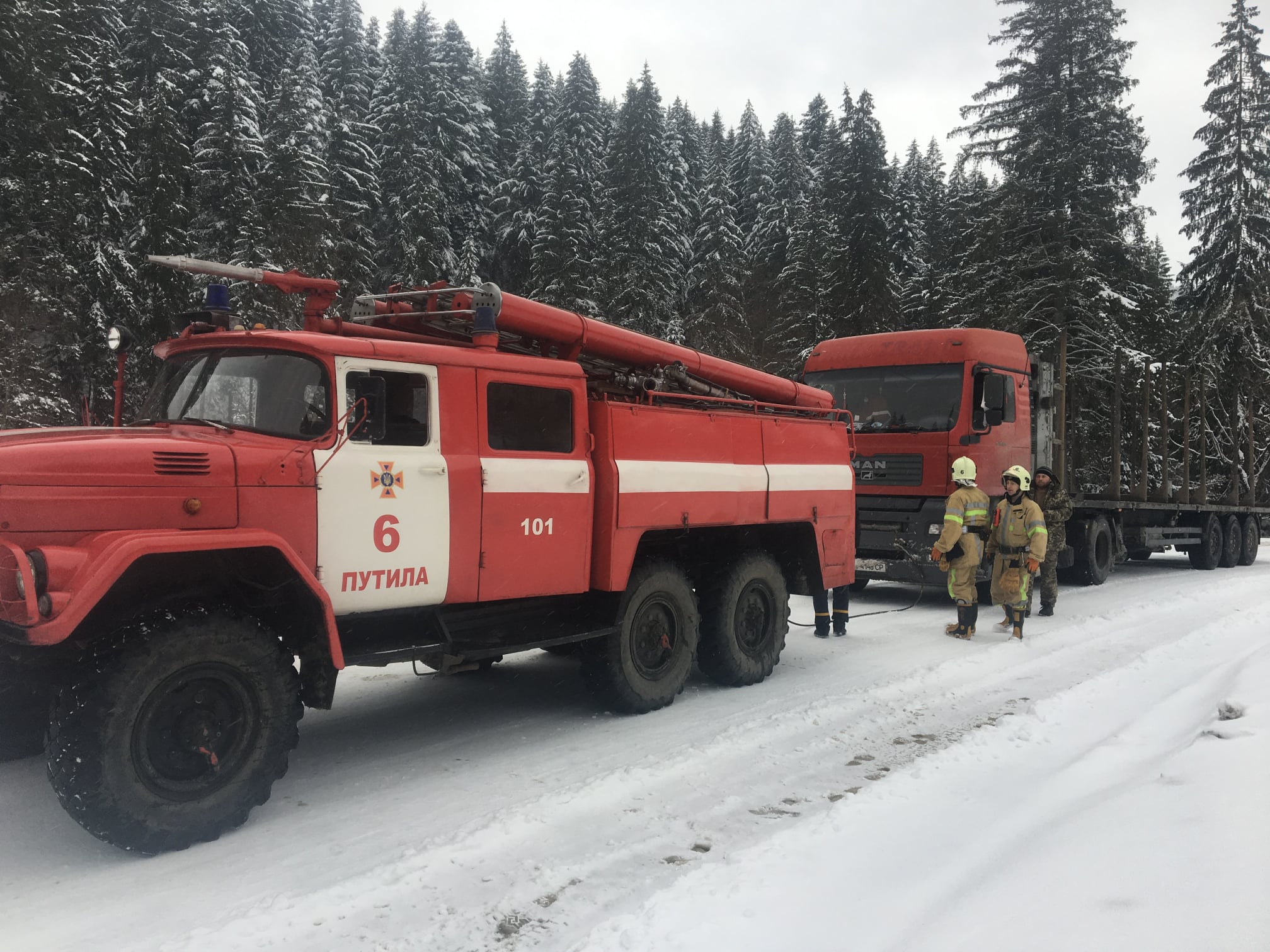 На Буковині рятувальники відбуксирували 2 вантажівки, які не могли виїхати через погодні умови